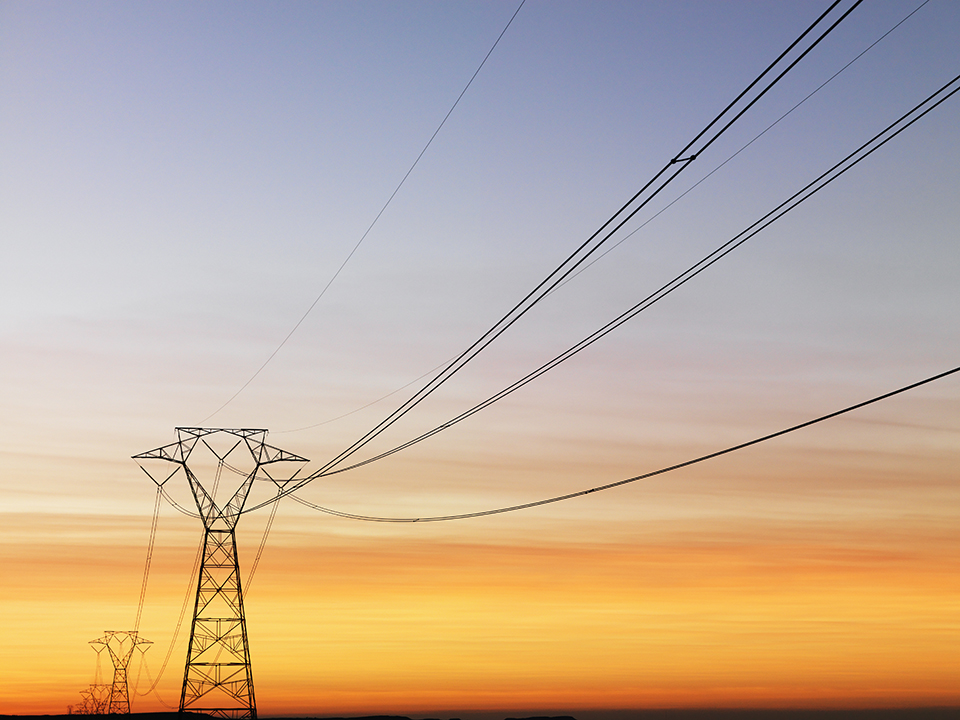 Elektriciteitsmast met kabels