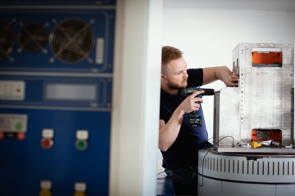 Kiwa Primara laboratory employee executing a battery test